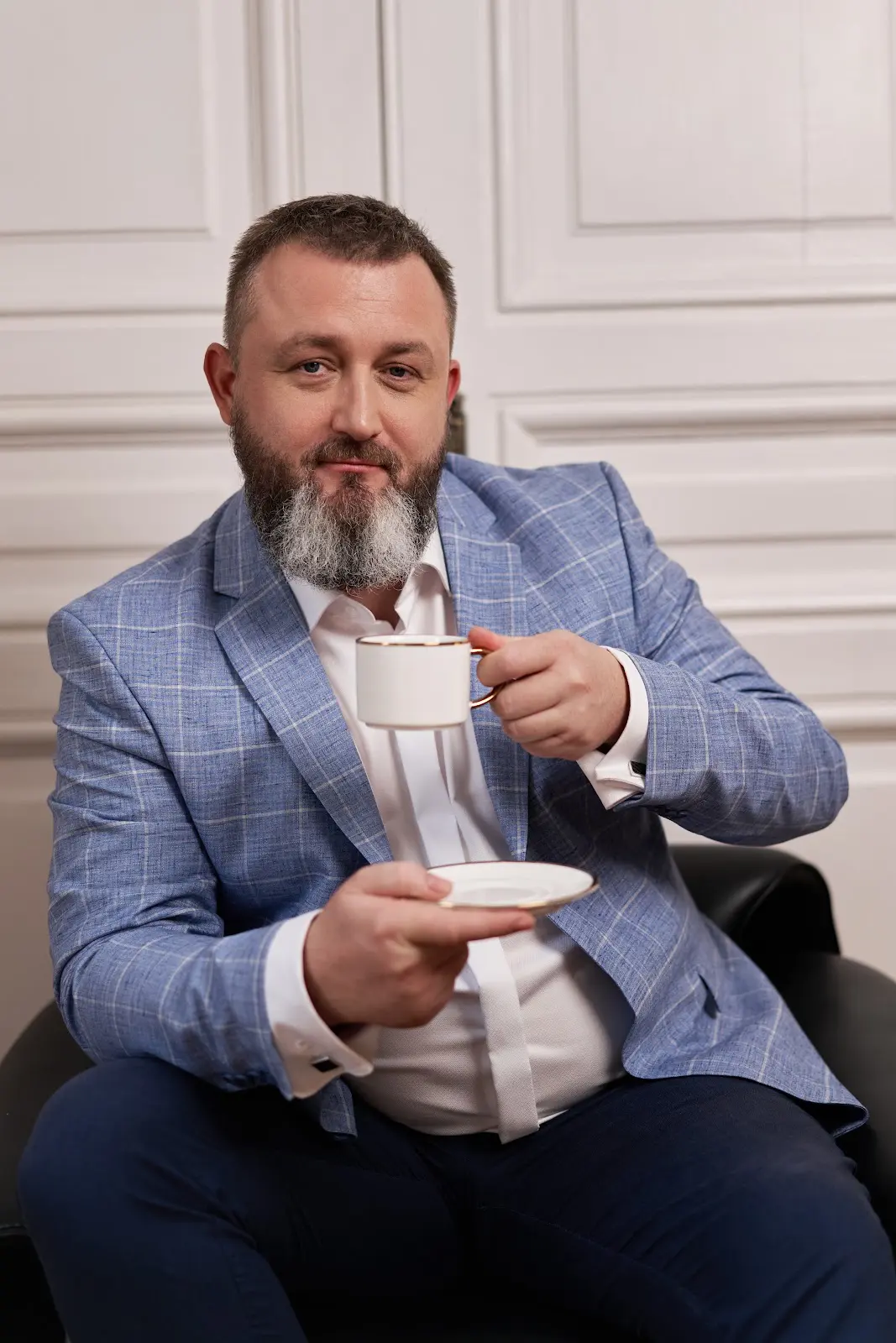 Михаил Елизаров с чашкой кофе